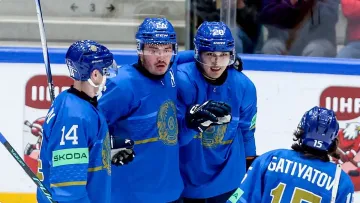 Казахстан вернулся в элиту хоккея за тур до конца чемпионата мира: турнирная таблица